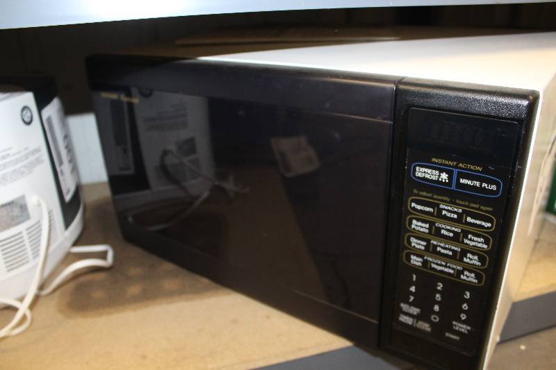 lot 99 image: Microwave