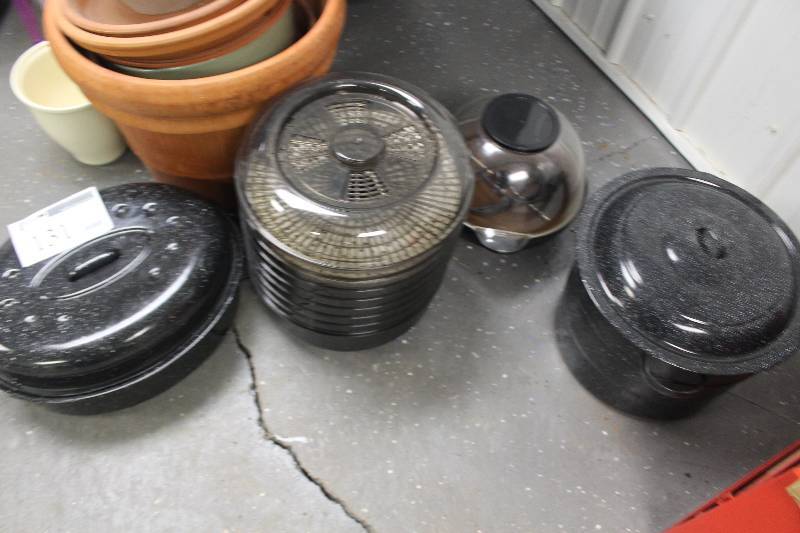 lot 131 image: Lot of (4) Kitchenware Including 2) Pans AND 1) Dehydrator AND 1) Popper