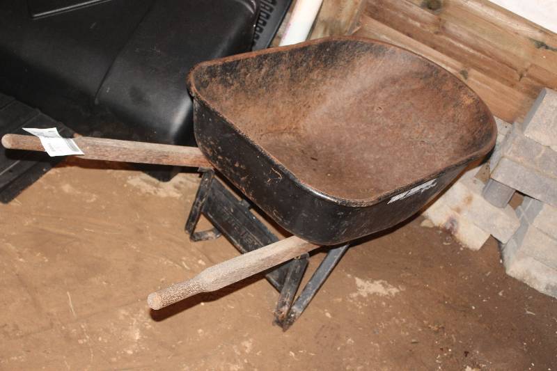 lot 164 image: Metal Wheelbarrow