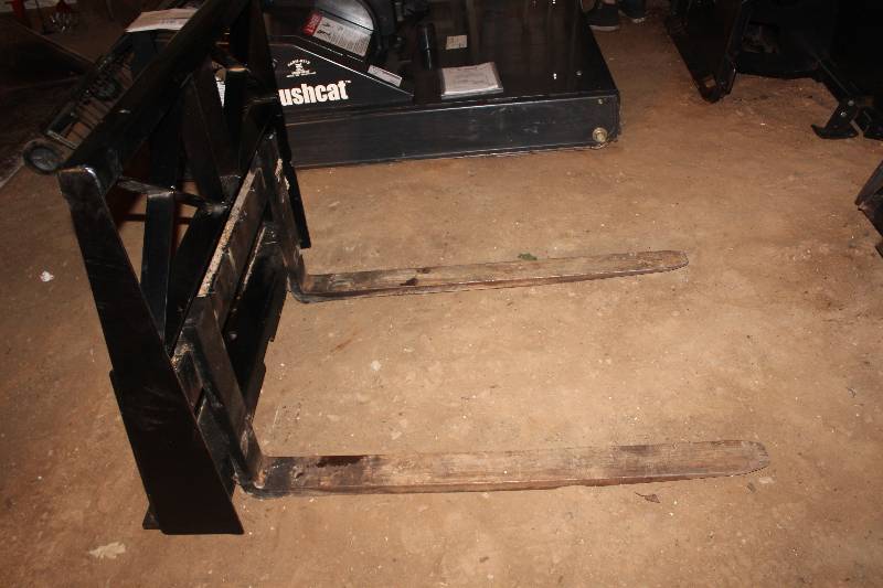 lot 8 image: Skid Loader Fork Attachment