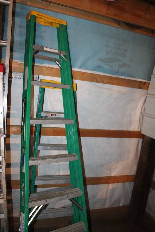 lot 176 image: Lot of (2) Ladders Including 1) Werner 225 lbs Medium Duty Type II 8 Ladder AND 1) Werner 225 lbs 6 Ladder