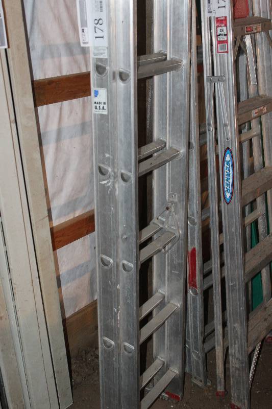 lot 178 image: Werner 200 lbs Light Duty Household Type III 28 Extension Ladder
