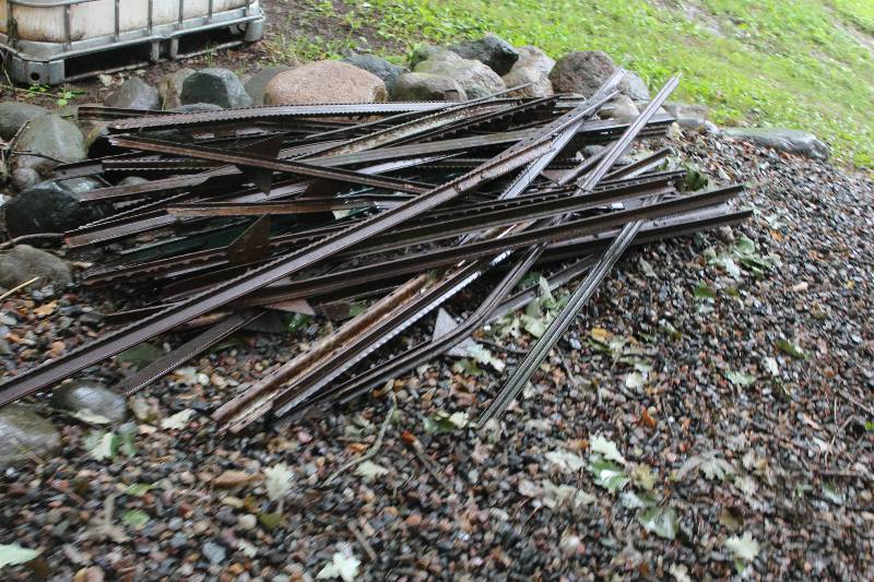 lot 194 image: Lot of Metal Fence Post