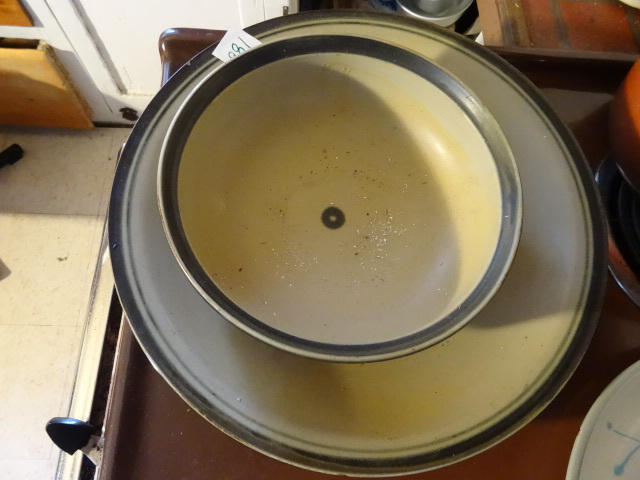 lot 186 image: Matching Plate and Bowl 12 Plate