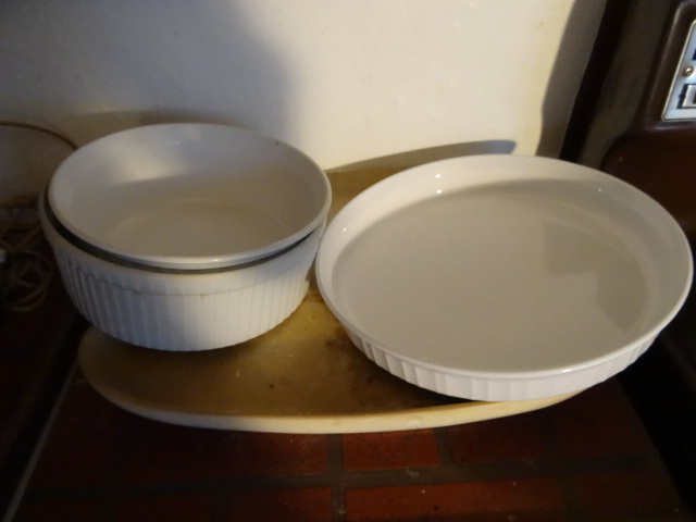lot 193 image: 3 Pieces of Bake Ware
