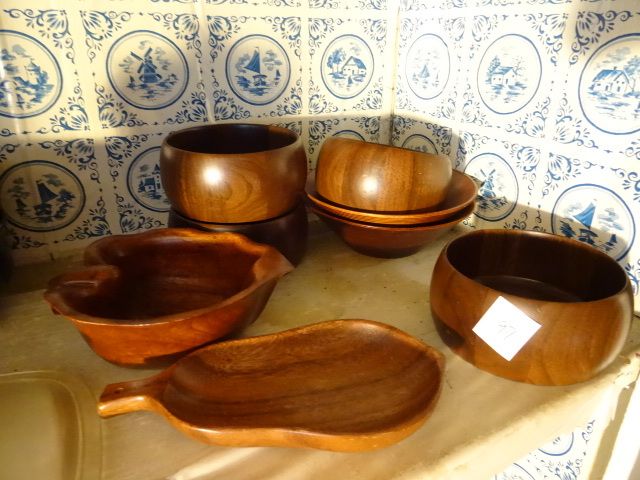 lot 197 image: Misc Wood Bowls