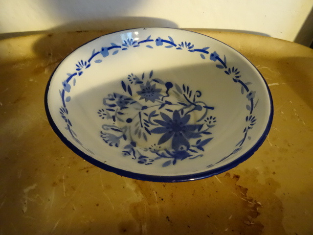 lot 200 image: Enamel Coated Bowl 7 Metal