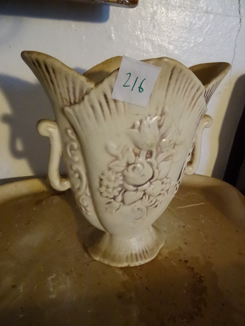 lot 216 image: Vintage Red Wing Vase 1101