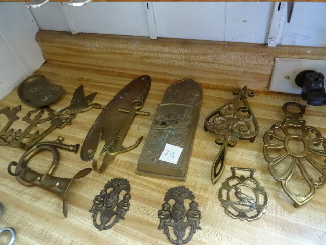 lot 233 image: Misc Brass Items.