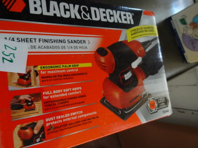 lot 252 image: Black and Decker  Finishing Sander