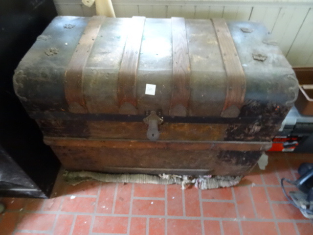 lot 263 image: Vintage Trunk Wood