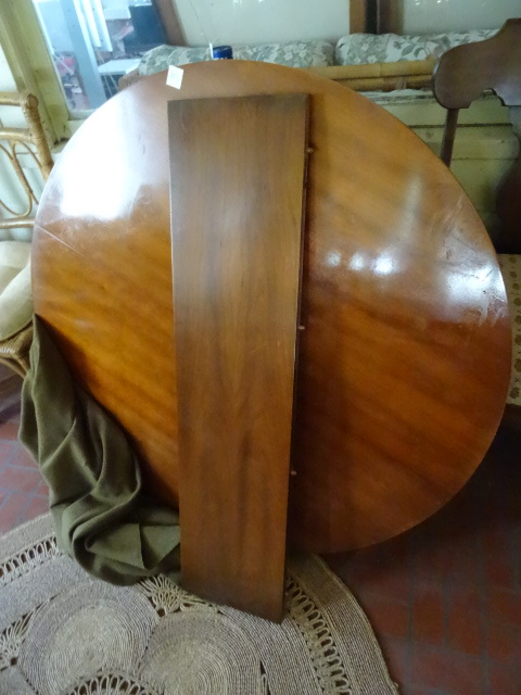 lot 286 image: 42 Vintage Round Table