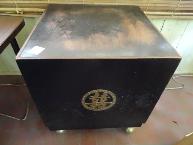 lot 291 image: Vintage Wood End Table on Wheels