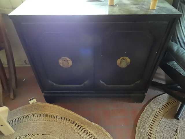 lot 293 image: Vintage Wood 2 Door Cabinet