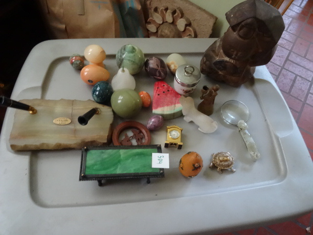 lot 304 image: Misc Vintage Trinkets