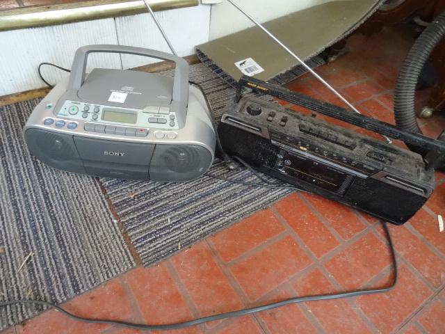 lot 315 image: 2 Portable Radios