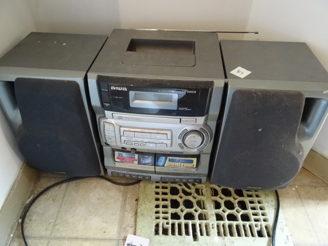 lot 325 image: Aiwa CD Carry Component System