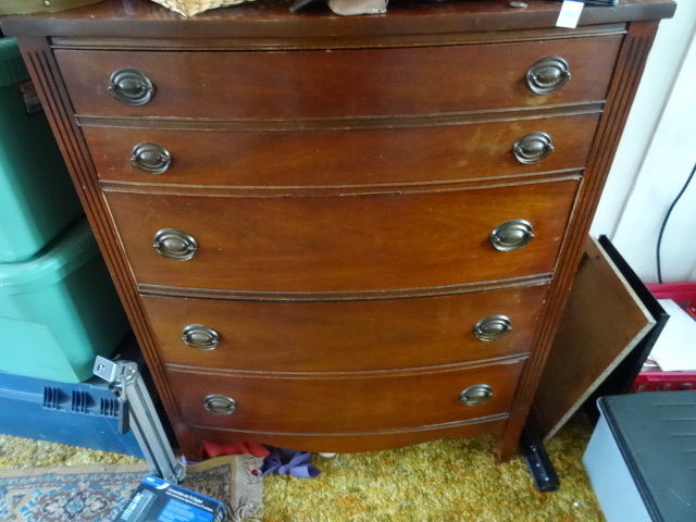 lot 343 image: Vintage 4 Drawer Wood Dresser