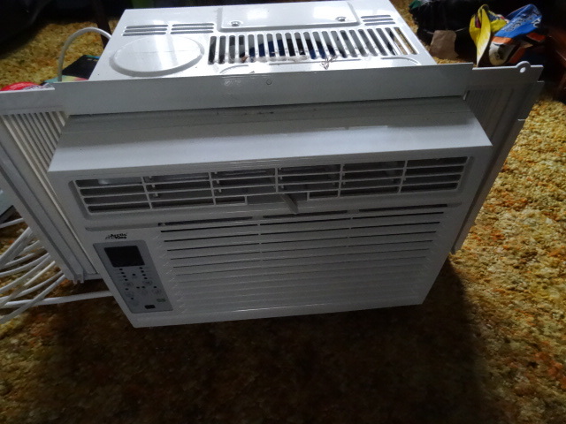 lot 354 image: 2 In Window Air Conditioners