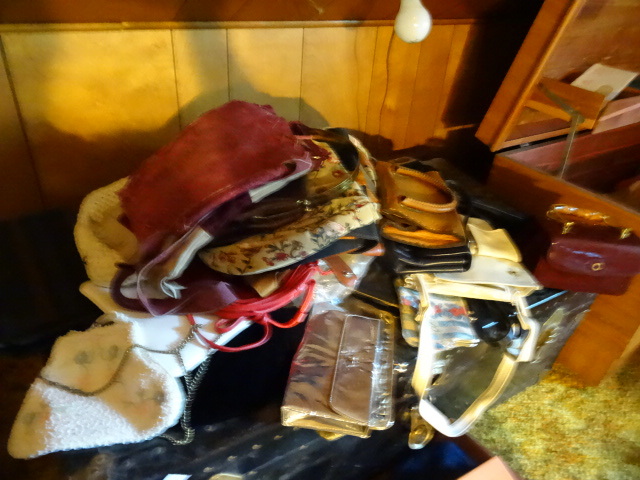lot 358 image: Misc Vintage Purses from Around the World