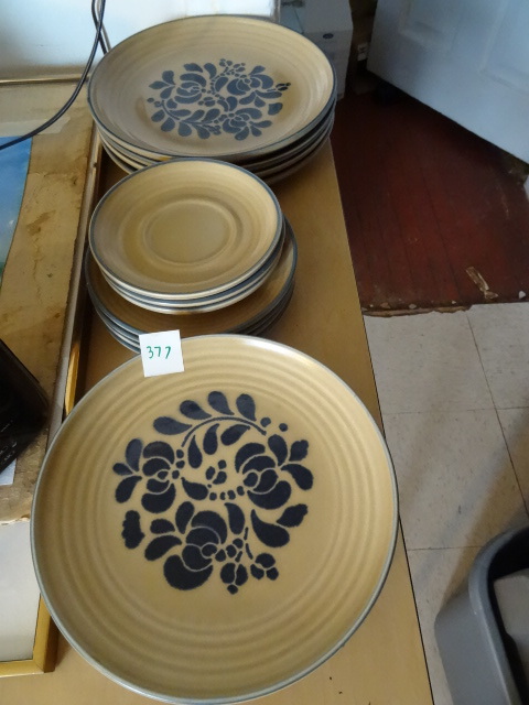 lot 377 image: Pfaltzgraff Plates 4 Dinner, 4 Salad,