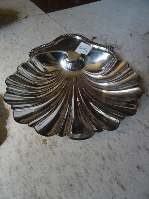 lot 404 image: Silver Clam Shell Has Feet