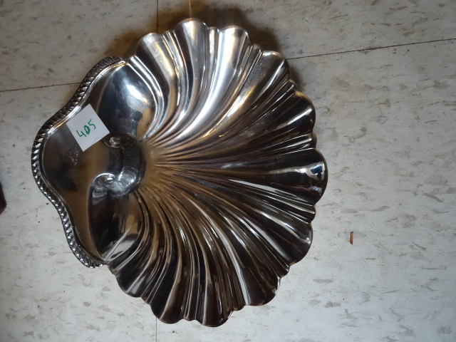 lot 405 image: Silver Clam Shell Has Feet