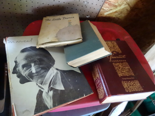 lot 422 image: Misc Vintage Books