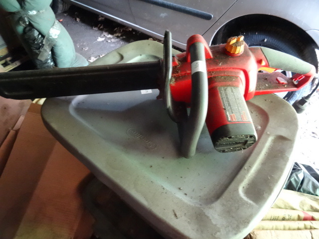 lot 433 image: Homelite Electric 16 Chainsaw