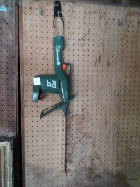 lot 436 image: 13 Electric Black and Decker