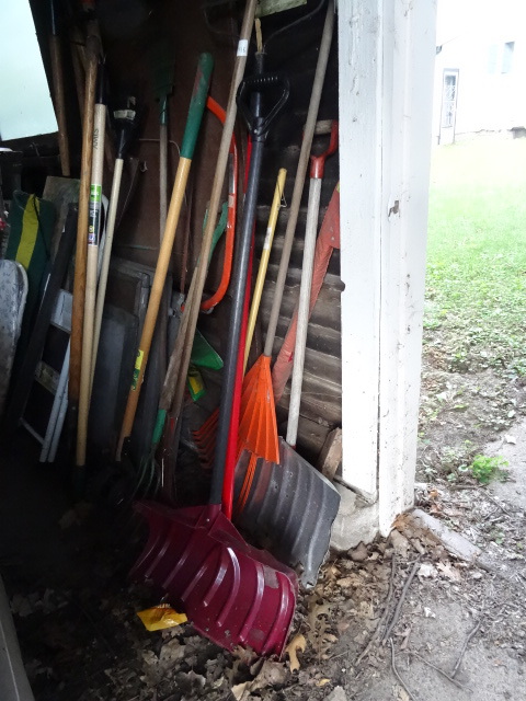 lot 438 image: Misc Lawn and Garden Tools