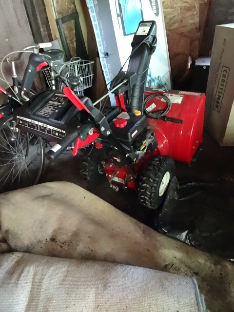 lot 440 image: Craftsman 26 Snow Blower Electric Start