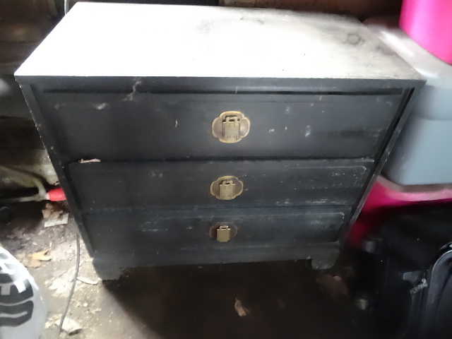 lot 441 image: Vintage 3 Drawer Dresser
