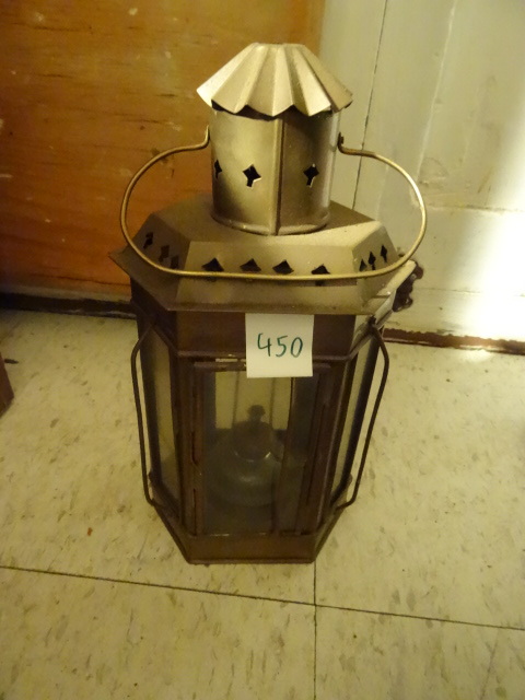 lot 450 image: Vintage Brass Oil Lamp