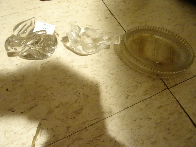 lot 457 image: Glass Soap Dish Glass Rabbit and Bird