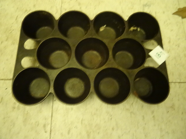 lot 481 image: Cast Iron Griswold Muffin Pan No. 10