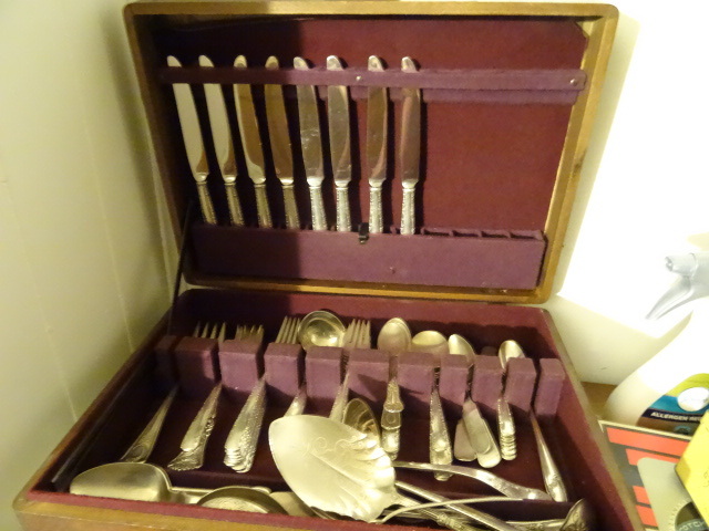 lot 488 image: Gorham Sterling Camelia Silverware