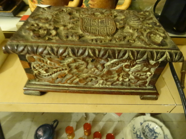 lot 495 image: Vintage Wood Carved Box