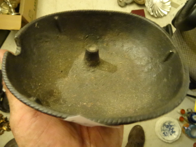 lot 496 image: Vintage Cast Iron Ash Tray