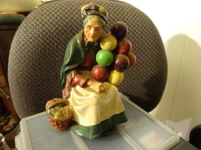 lot 517 image: Royal Doulton The Old Balloon Seller