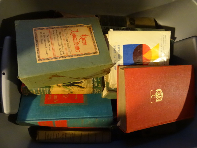 lot 524 image: Bin of Misc Vintage Books
