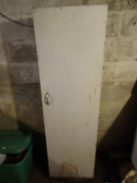 lot 527 image: Metal 1 Door Cabinet 18 X 12 X 64