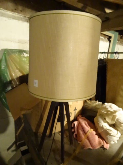 lot 536 image: Vintage Table Lamp 31 Tall