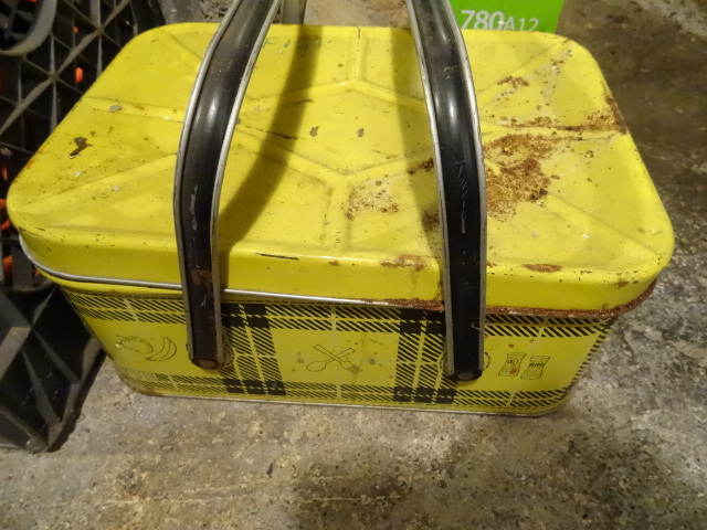 lot 575 image: Vintage Metal Picnic Basket