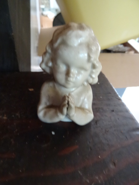 lot 587 image: Vintage Ceramic Prayer Girl