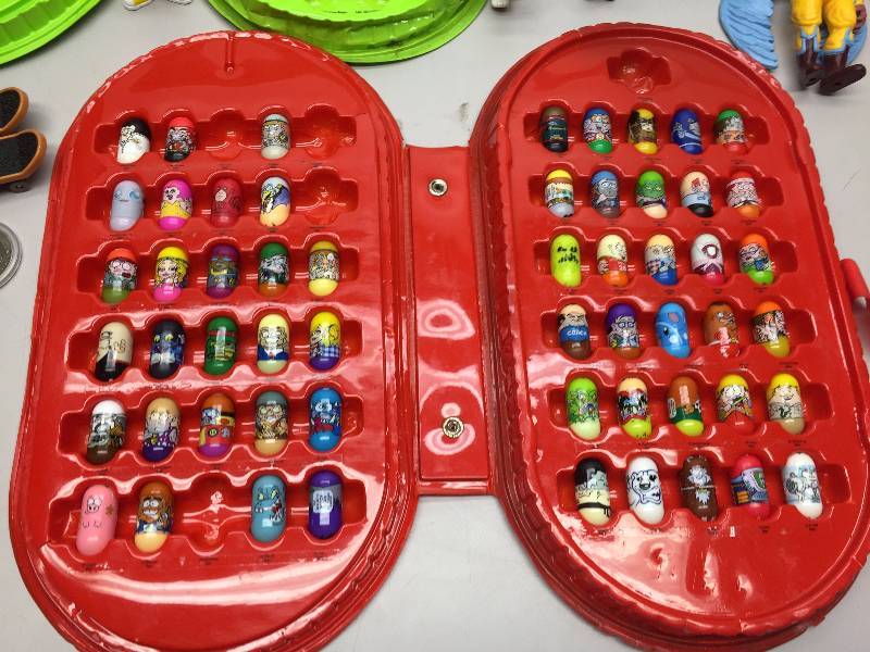 lot 1 image: MIGHTY BEANS, 3D GLASSES, STAR WARS, SKATE BOARDS, SMURFS AND SNOOPY