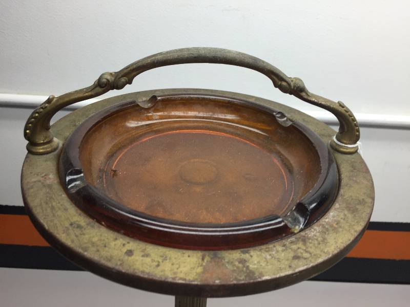 lot 16 image: VINTAGE ASH TRAYS