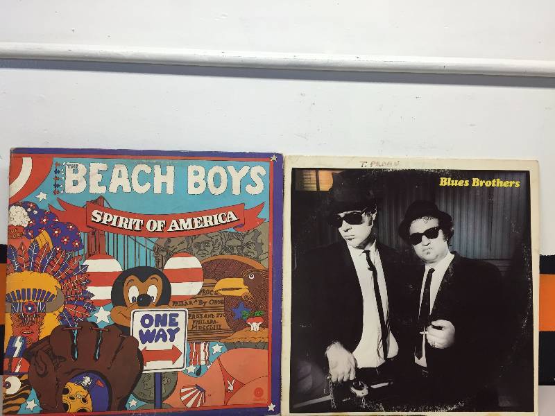 lot 50 image: VINTAGE ALBUMS, BEACH BIYS, STAR WARS, BLUES BROTHER, KISS CD, QUEENS VHS, BEATTLES CDS