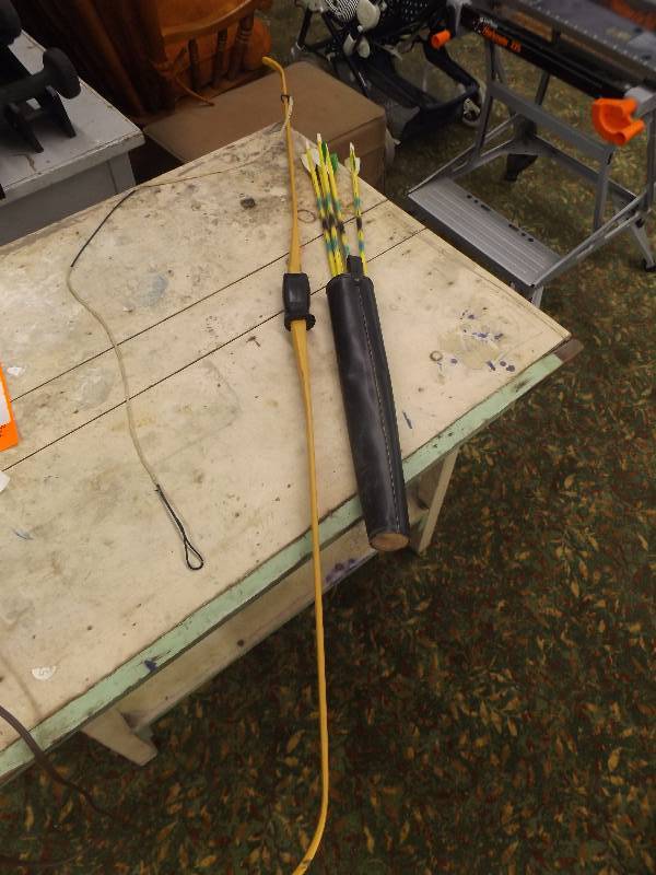 lot 118 image: Fleetwood Bow and Arrows. Fibre Glas Bow