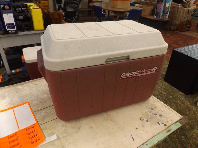 lot 139 image: Coleman PolyLite 40 chest cooler, red